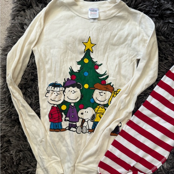 Like new Hanna Andersson Christmas Charlie Brown pajama set retails 65.00 - Picture 2 of 4